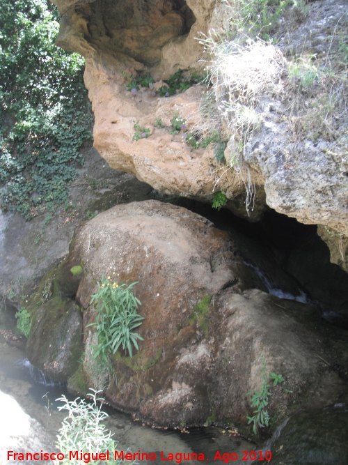 Cascada del Molinete - Cascada del Molinete. Paso hacia la cascada con la entrada de la Cueva del Molinete