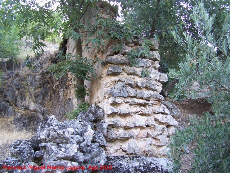 Muralla de la aldea medieval de La Espinareda - Muralla de la aldea medieval de La Espinareda. Grosor de la muralla