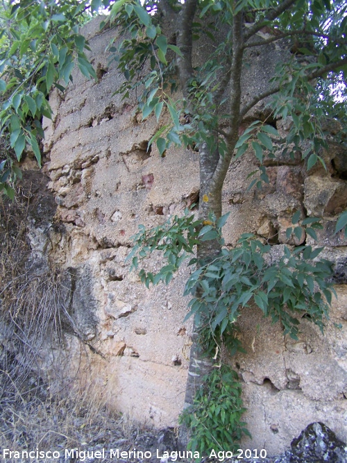 Muralla de la aldea medieval de La Espinareda - Muralla de la aldea medieval de La Espinareda. Muralla con el estuco original