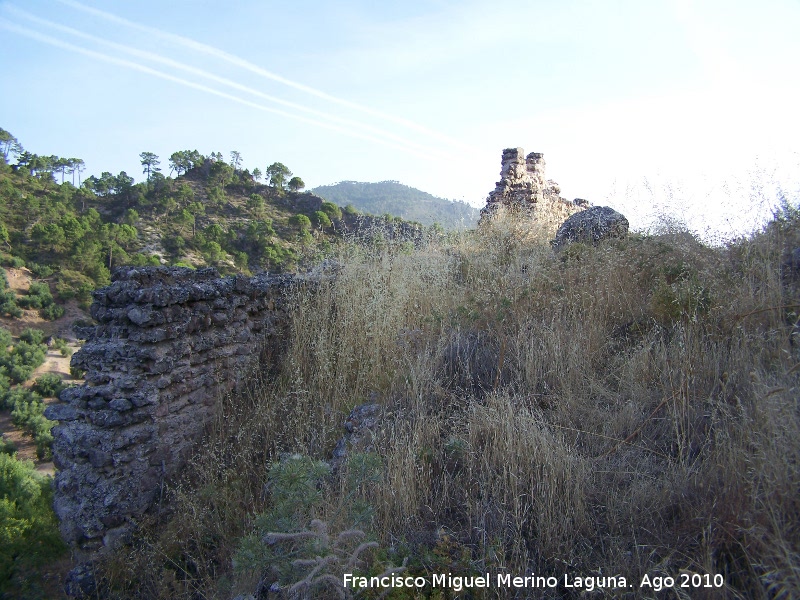 Muralla de la aldea medieval de La Espinareda - Muralla de la aldea medieval de La Espinareda. Muralla con restos de almenas y su paso de guardia