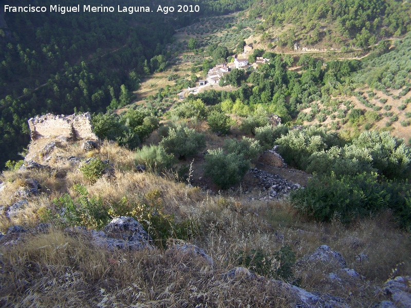 Aldea medieval de La Espinareda - Aldea medieval de La Espinareda. En primer trmino las ruinas de la aldea medieval y al fondo la nueva aldea de La Espinareda