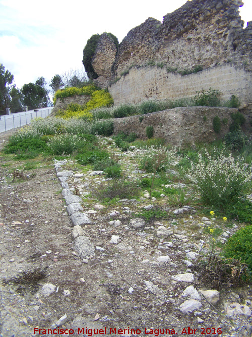 La Mota. Muralla del Arrabal Viejo - La Mota. Muralla del Arrabal Viejo. Calzada extramuros