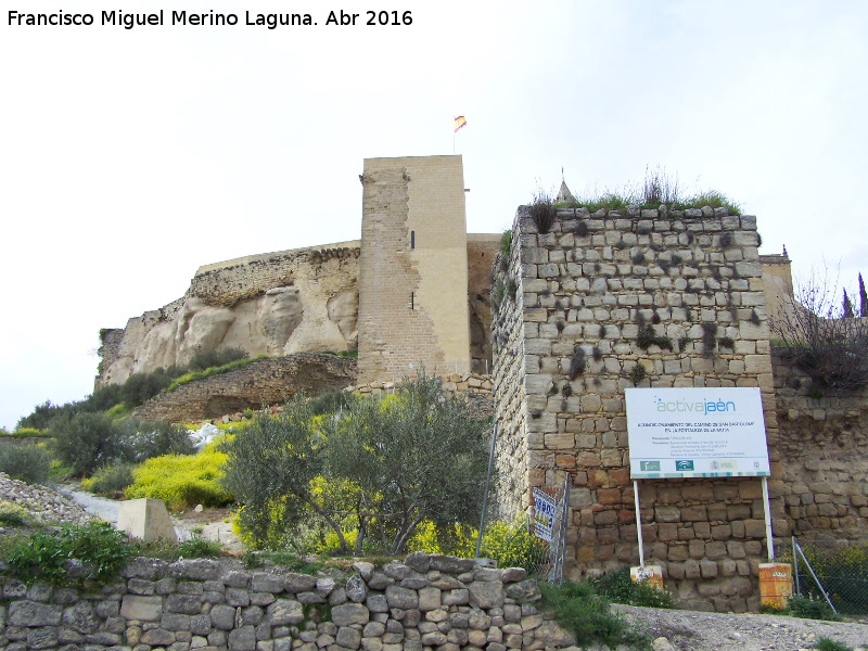 La Mota. Muralla del Arrabal Viejo - La Mota. Muralla del Arrabal Viejo. Torren de Santo Domingo II y al fondo la Torre de la Crcel