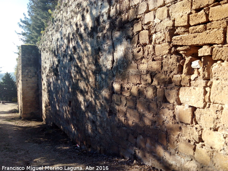 La Mota. Muralla del Arrabal Viejo - La Mota. Muralla del Arrabal Viejo. Segundo quiebro de la muralla desde la Torre del Alhor hacia la Puerta Herrera