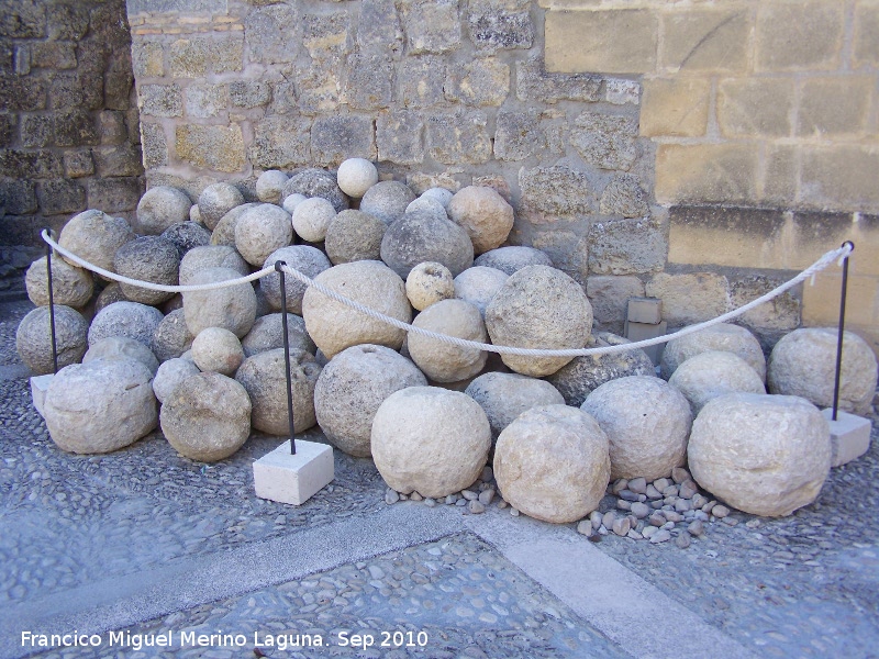 La Mota. Patio de Armas - La Mota. Patio de Armas. Balas de catapulta