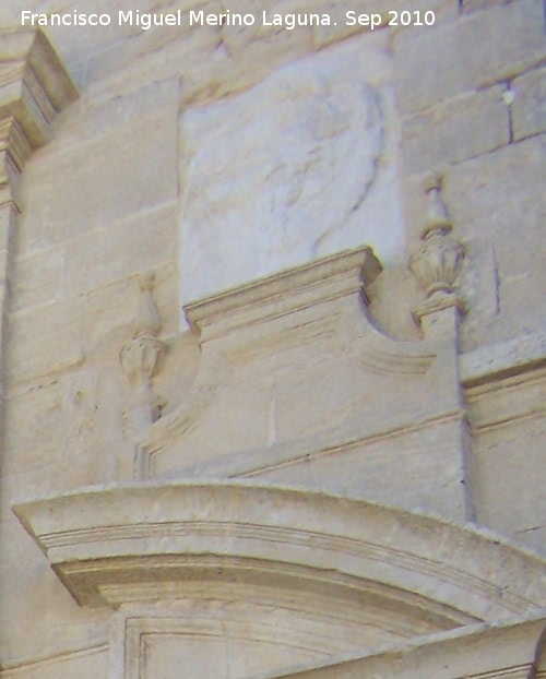 La Mota. Iglesia Mayor Abacial. Puerta del Perdón - La Mota. Iglesia Mayor Abacial. Puerta del Perdón. Escudo derecho