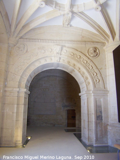 La Mota. Iglesia Mayor Abacial. Baptisterio - La Mota. Iglesia Mayor Abacial. Baptisterio. Desde el zaguan