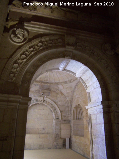 La Mota. Iglesia Mayor Abacial. Baptisterio - La Mota. Iglesia Mayor Abacial. Baptisterio. Desde la nave central