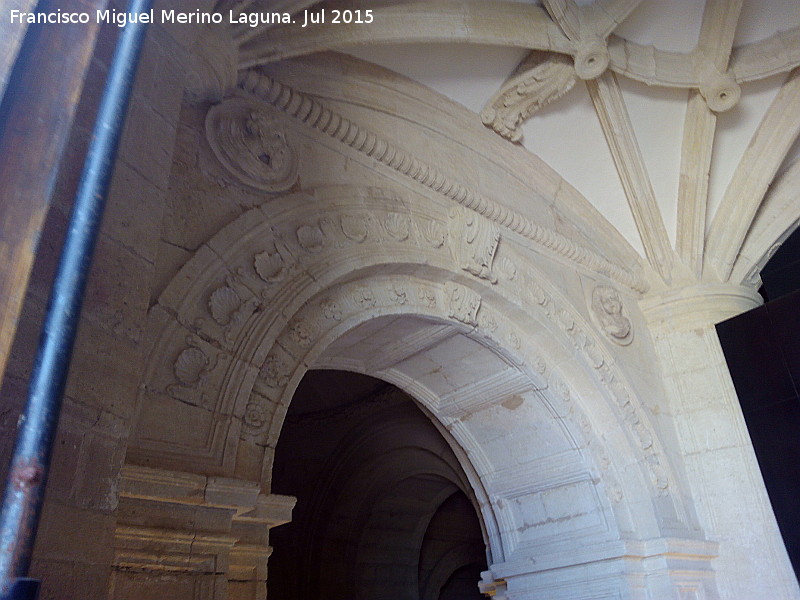 La Mota. Iglesia Mayor Abacial. Baptisterio - La Mota. Iglesia Mayor Abacial. Baptisterio. Arco de la portada