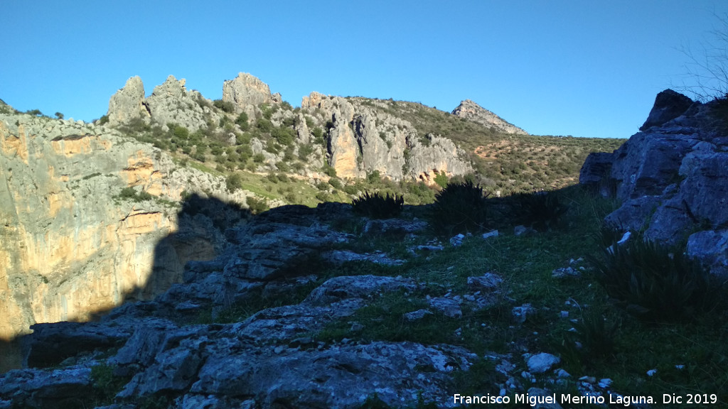 Abrigo de la Pileta - Abrigo de la Pileta. Vistas hacia el Canjorro