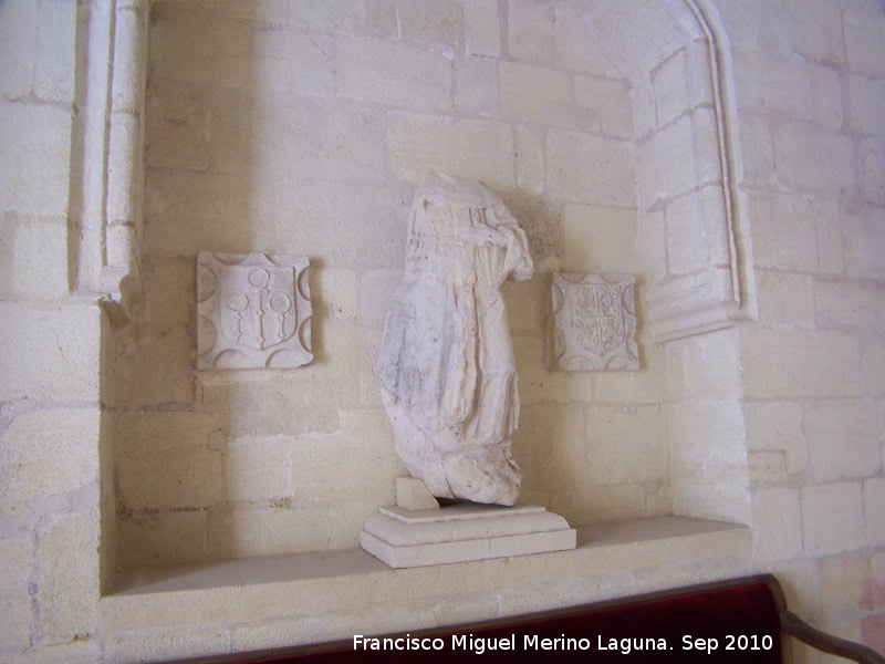 La Mota. Capilla del Den - La Mota. Capilla del Den. Escudos y estatua