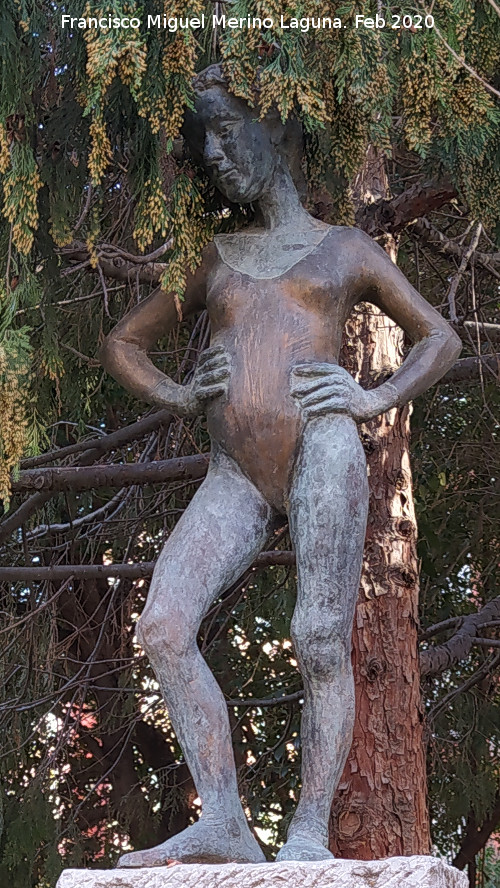 Monumento a las Mujeres J�venes del Siglo XXI - Monumento a las Mujeres J�venes del Siglo XXI. Estatua