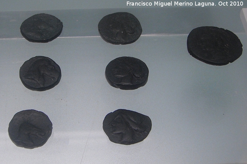 Cerro de las Albahacas - Cerro de las Albahacas. Monedas cartaginesas con el anverso de la diosa Tanit y reverso cabeza de caballo
