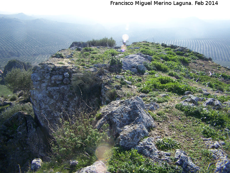 Castillo de Peaflor - Castillo de Peaflor. Murallas adaptndose al escarpe rocoso