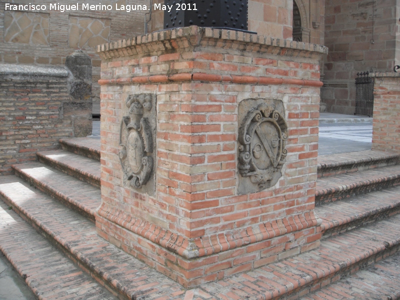 Plaza de la Encarnacin - Plaza de la Encarnacin. Escudos izquierdos