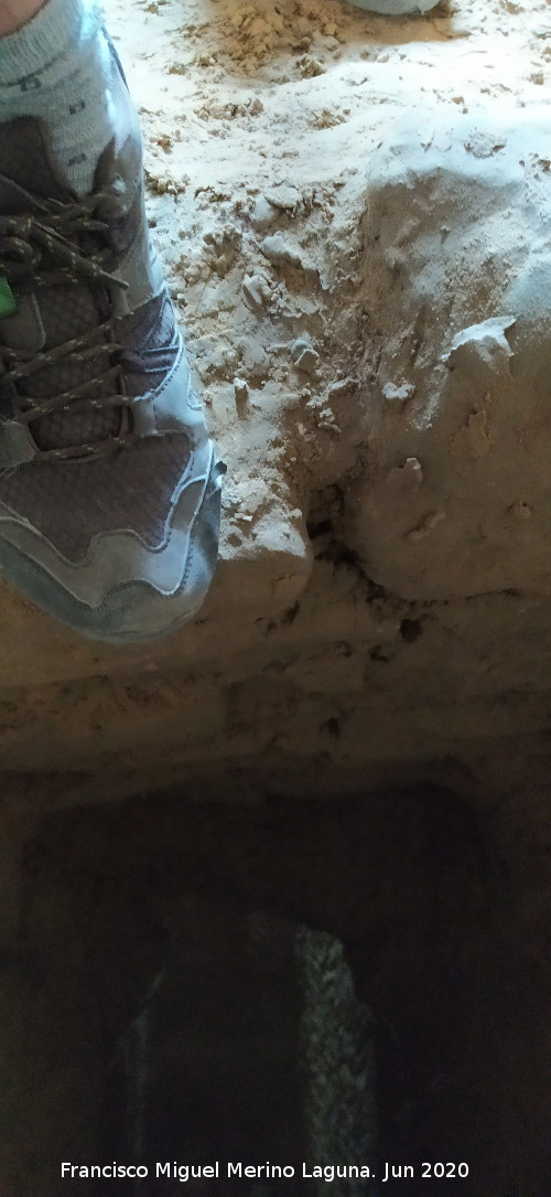 Mina de agua de Fuente Nueva - Mina de agua de Fuente Nueva. Altura del murete de contenci�n