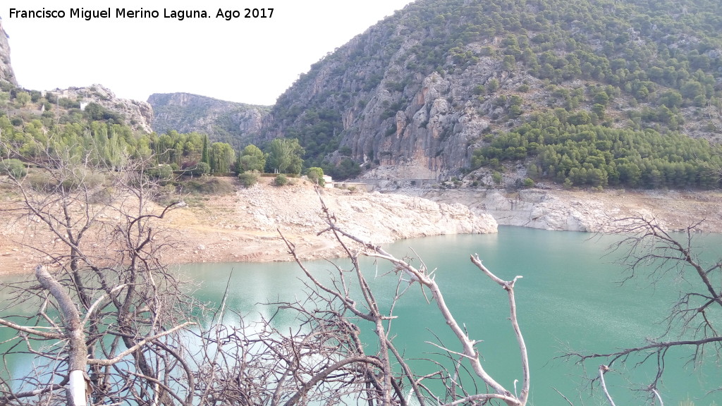 Garganta de los Ladrones - Garganta de los Ladrones. Desde la Isla del Quiebrajano