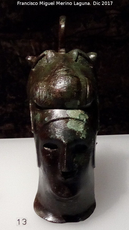Necrpolis ibrica de Piquia - Necrpolis ibrica de Piquia. Pasariendas de bronce con cabeza de guerrero tocada por cabeza de lobo. Museo Ibero de Jan