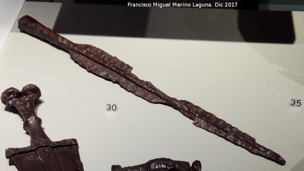 Necrpolis ibrica de Piquia - Necrpolis ibrica de Piquia. Punta de lanzar triangular con nervio desarrollado. Museo Ibero de Jan