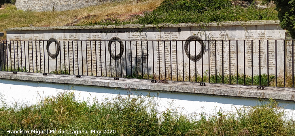 Cementerio del Santuario - Cementerio del Santuario. Muro de los ca�dos en la defensa del Santuario