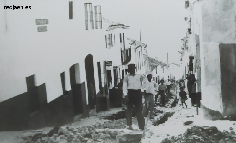 Historia de Olvera - Historia de Olvera. En 1961 comienzan las obras para llevar el agua corriente a las casas de Olvera