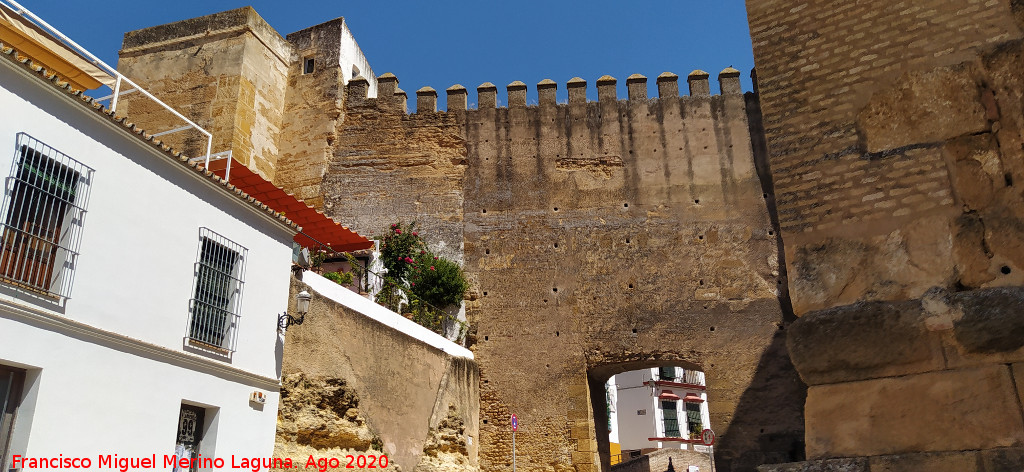 Muralla de Carmona - Muralla de Carmona. Poterna abierta para el tr�fico rodado en la zona de la Puerta de Sevilla
