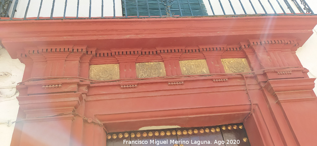 Casa de la Calle Dom�nguez de la Haza n� 15 - Casa de la Calle Dom�nguez de la Haza n� 15. Dintel con escudos