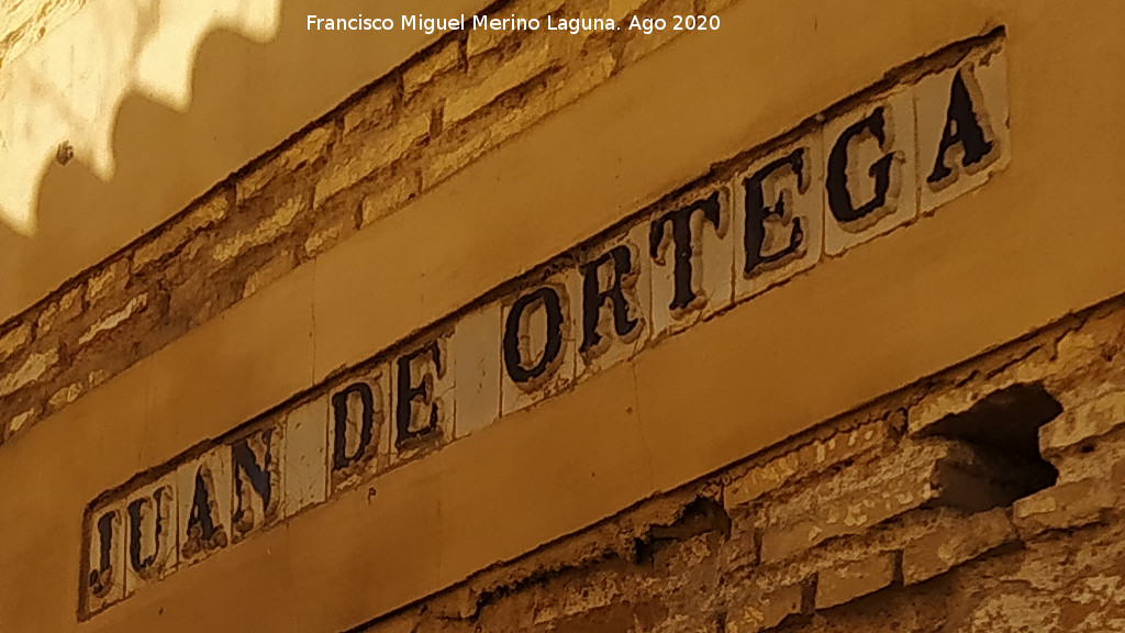 Calle Juan de Ortega - Calle Juan de Ortega. Nombre en azulejos