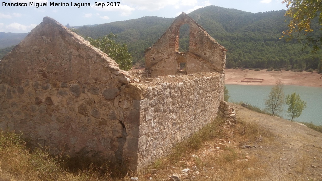 Iglesia de San Miguel de Bujaraiza - Iglesia de San Miguel de Bujaraiza. Con el Cementerio Viejo al fondo