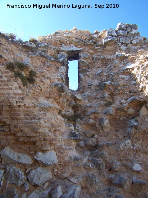 Castillo de la Pea. Torre del Homenaje - Castillo de la Pea. Torre del Homenaje. Una de las saeteras Sur