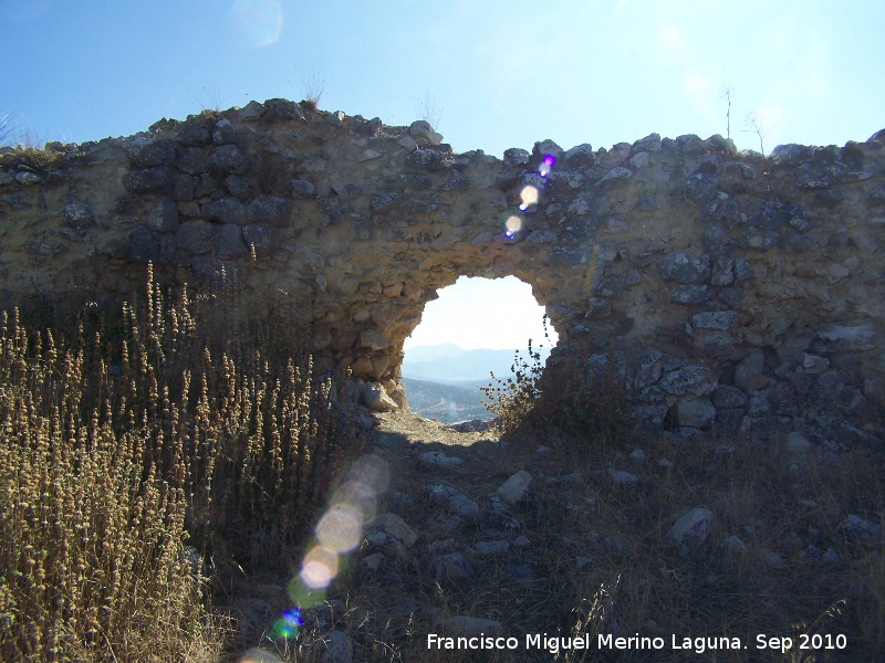 Castillo de la Pea. Muralla Este - Castillo de la Pea. Muralla Este. Agujero