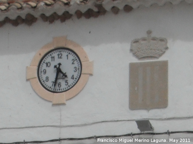 Ayuntamiento de Garcez - Ayuntamiento de Garcez. Reloj y escudo