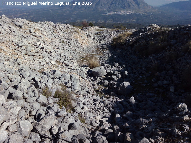 Los Caracoles - Los Caracoles. Cantera con piedra de molino y al fondo Bdmar