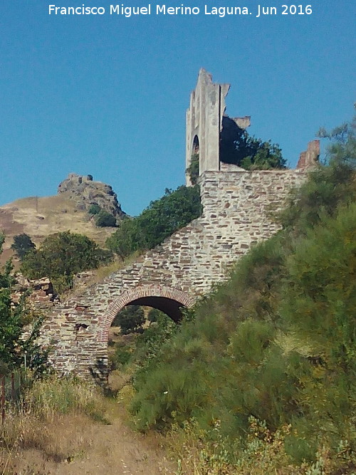 Mina La Aquisgrana - Mina La Aquisgrana. Con el Castillo de las Navas de Tolosa al fondo