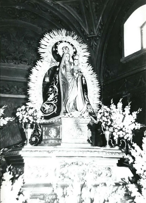 Virgen de la Estrella - Virgen de la Estrella. Talla de la Virgen de la Estrella, policromada, con el manto por encima en el altar de la Ermita, das antes de su ltima restauracin. Foto de Pedro Merino Megas