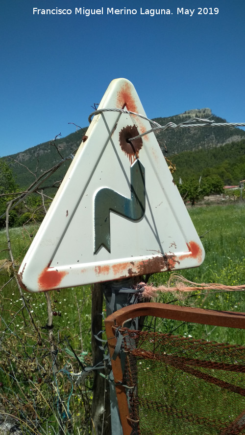 Aldea La Hueta - Aldea La Hueta. Seal de trfico aprovechada como poste de valla