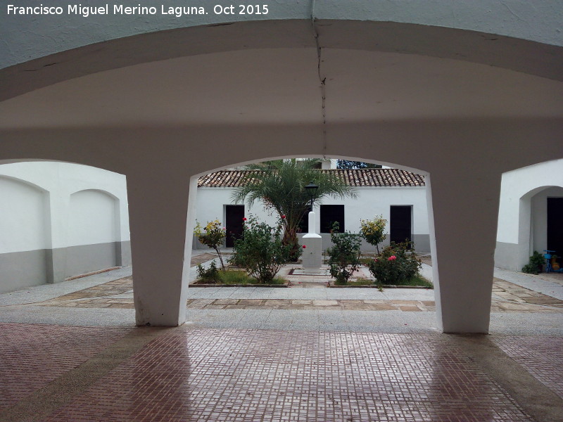 Ayuntamiento menor de Solana de Torralba - Ayuntamiento menor de Solana de Torralba. Plaza interior con su fuente