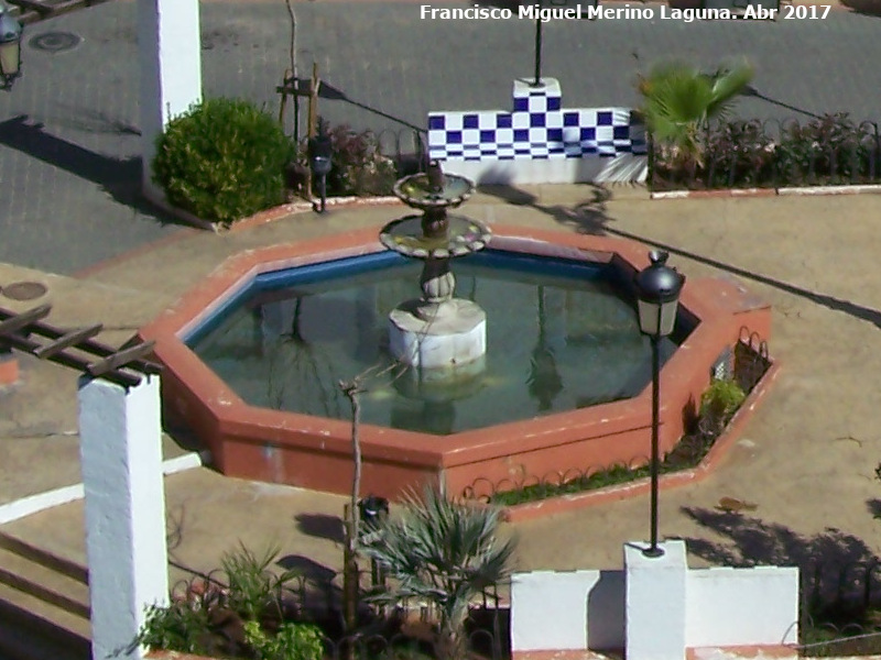 Fuente de la Plaza de la Iglesia - Fuente de la Plaza de la Iglesia. Desde el castillo