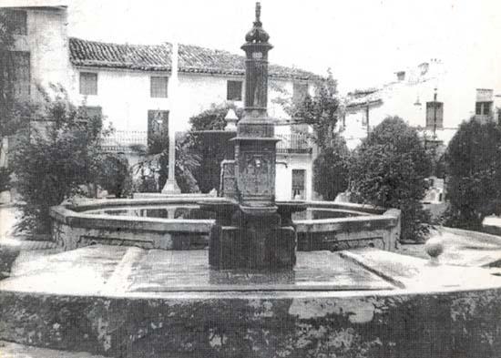 Fuente de la Plaza de la Iglesia - Fuente de la Plaza de la Iglesia. Foto antigua