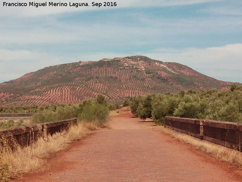 Cerro Jarabancil - Cerro Jarabancil. Desde el Puente del Arroyo Zapatero