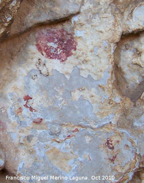 Pinturas rupestres de la Brincola I - Pinturas rupestres de la Brincola I. Punto rojo y restos de pintura