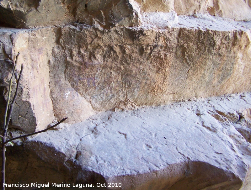 Pinturas rupestres de la Cueva del Plato grupo II - Pinturas rupestres de la Cueva del Plato grupo II. Poyo donde estn las pinturas
