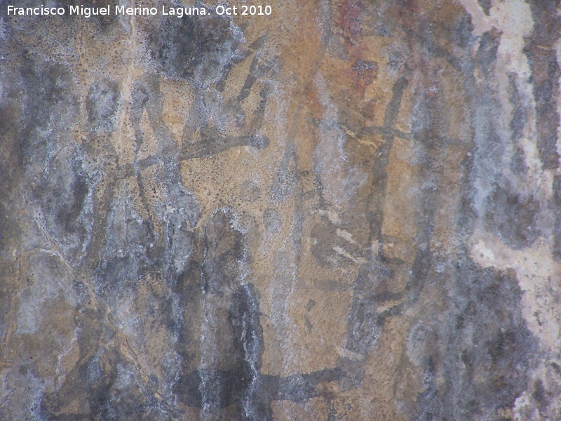 Pinturas rupestres de la Cueva del Plato grupo III - Pinturas rupestres de la Cueva del Plato grupo III. Antropomorfos en cruz