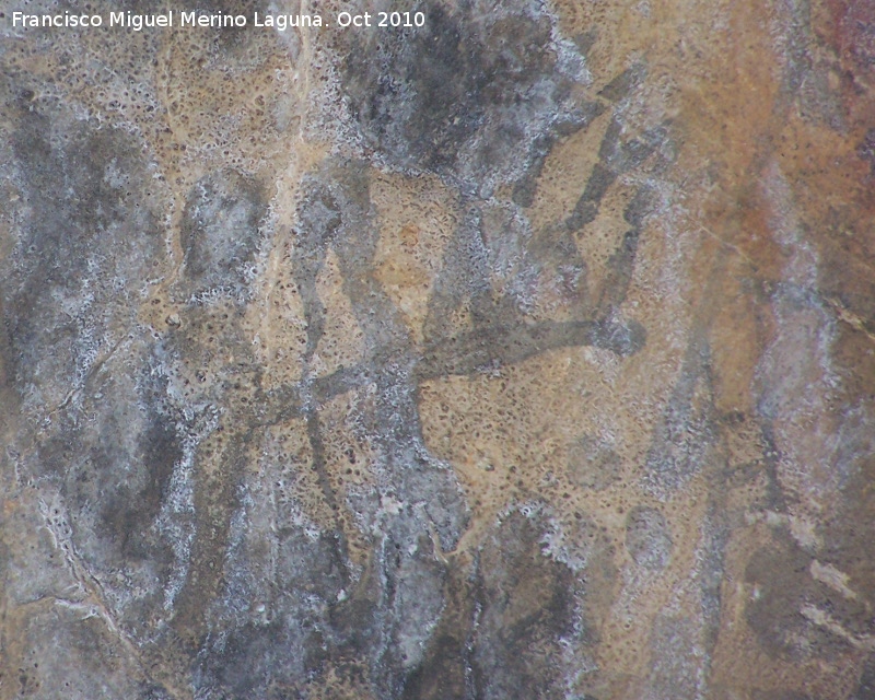 Pinturas rupestres de la Cueva del Plato grupo III - Pinturas rupestres de la Cueva del Plato grupo III. Antropomorfos en cruz y zigzags