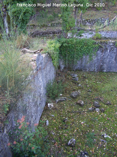 Campamento del Santo Rostro - Campamento del Santo Rostro. Piscina an con sus escaleras metlicas y sus pasamanos alrededor del filo.