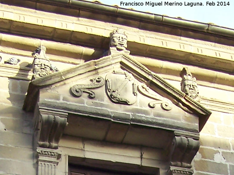 Palacio del Marqus de Bussianos - Palacio del Marqus de Bussianos. Escudo y frontn de la ventana principal