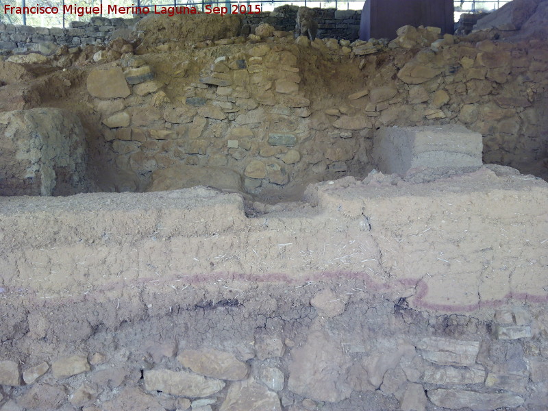 Oppidum del Cerro de la Cruz - Oppidum del Cerro de la Cruz. Muro de adove