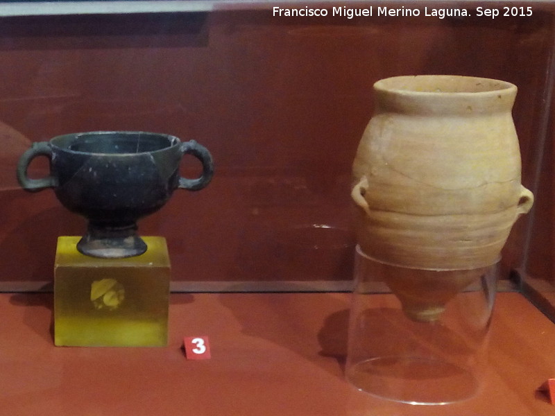 Oppidum del Cerro de la Cruz - Oppidum del Cerro de la Cruz. Copa campanense itlica y anforilla pnica fenicia. Museo de Almedinilla