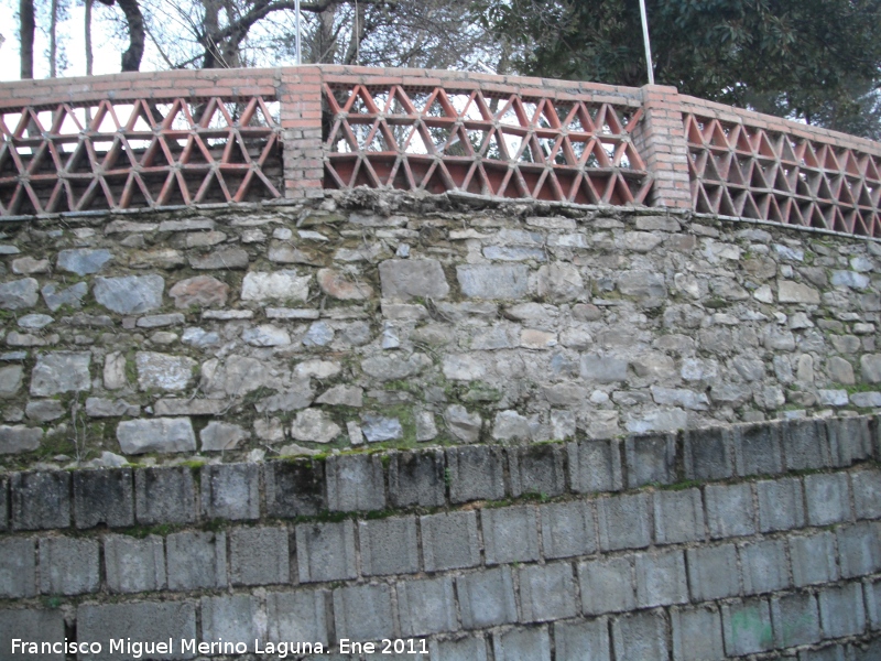 Molino del Rey - Molino del Rey. Muralla por donde discurre la acequia que sale del molino