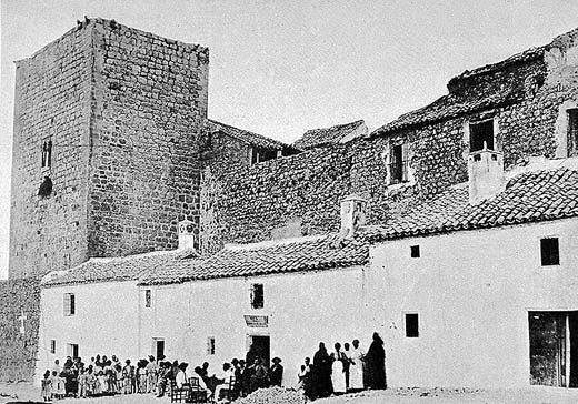 Castillo de Baena - Castillo de Baena. Lugareos ante las casa adosadas al exterior del castillo 1915